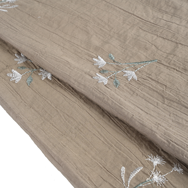 Tissu froissé de fleurs brodées d'orchidées et de graines de pêche