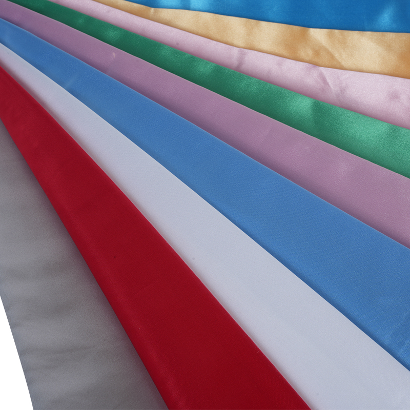 Satin brillant non torsadé 50/75 + tissu fin à palette sur le dessus