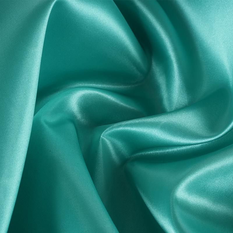 Satin brillant non torsadé 50/75 + tissu fin à palette sur le dessus