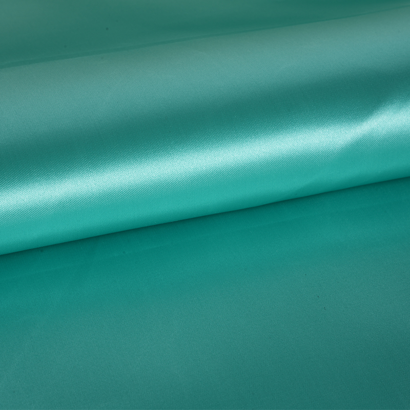 Satin brillant non torsadé 50/75 + tissu fin à palette sur le dessus