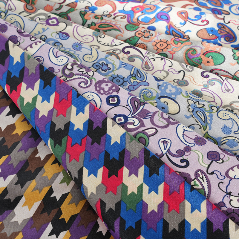 Tissu d'impression géométrique en satin torsadé en polyester 50*75